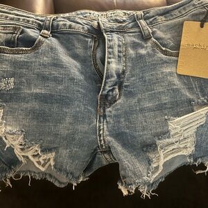 New with tags size Medium(6) denim short shorts very cute shredded